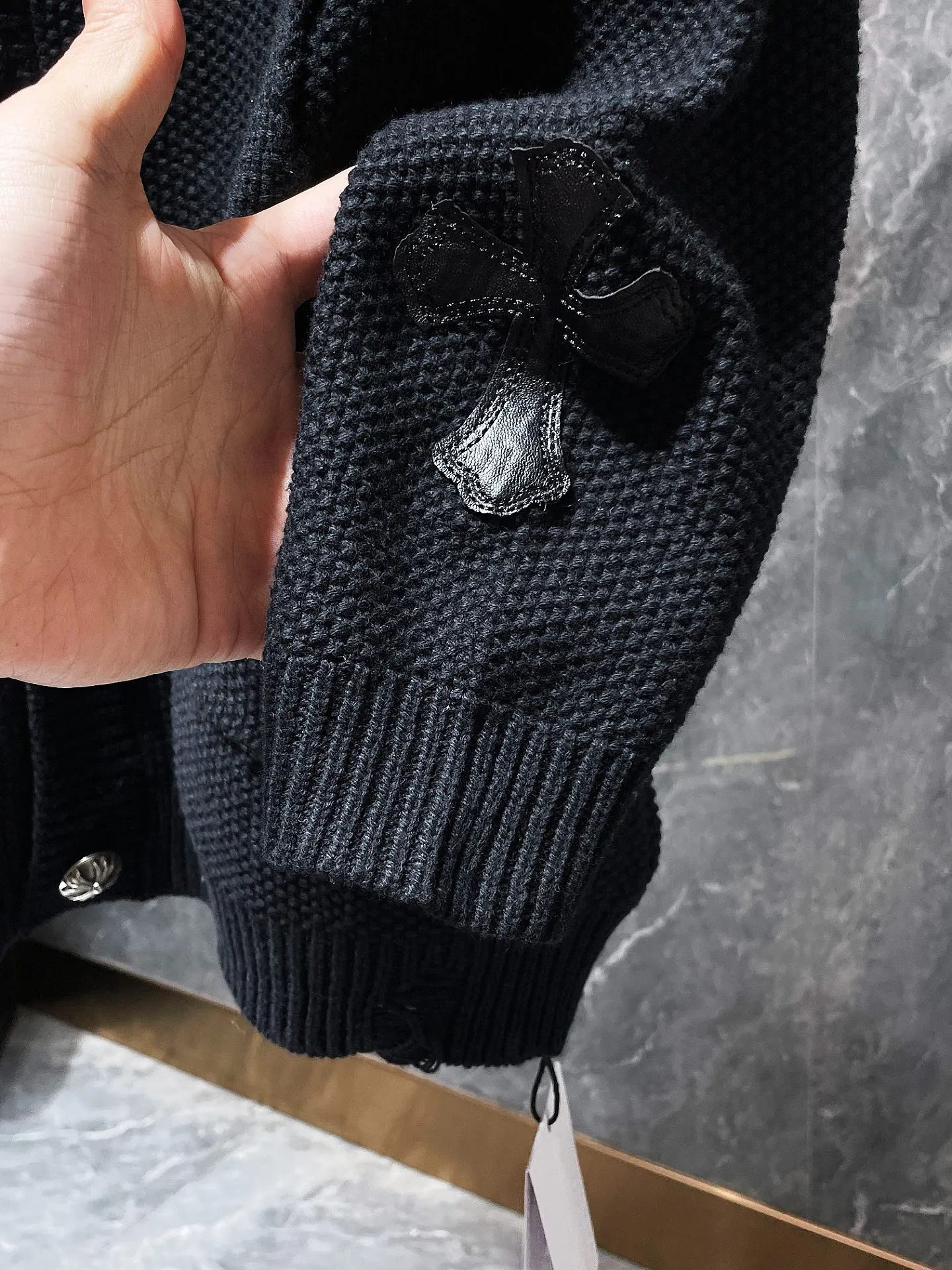 P276 Chrome Hearts 🍁Autumn and winter sweater series🍁 Crow embroidered holey loose Korean sweater Selected high-quality pure cotton high-weight knitted Customized Chrome Hearts hardware buttons ➕ Leather label embroidery on the chest Using Tajima machine embroidery technology Non-commercial version A must-have for fashionable high-street men and women 🌈Recommended colors: black white 🌈 Sizes: S, M, L, XL